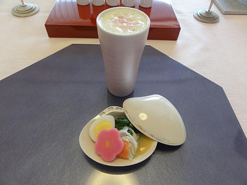 桃の甘酒カクテルを有田ポーセレンラボのフリーカップ