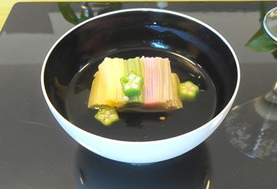 紀州塗の白椀に卵豆腐と五色素麺とオクラの吸物