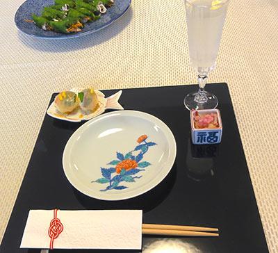 鯛のひと口手毬寿司は鯛の形のお皿に