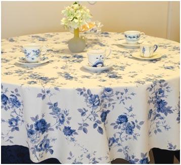ブルーの花柄のテーブルクロスにブルー＆ホワイトのカップ