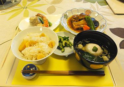 簡単栗ご飯(市販の栗ご飯のもとを使って) 　　　簡単お吸い物　小松菜と温泉卵