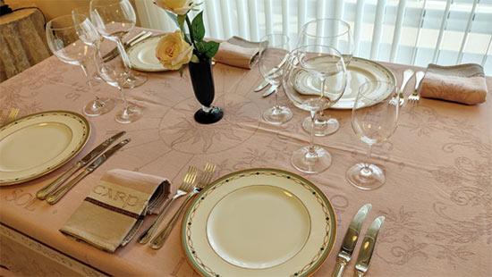 テーブルクロスのセッティング方法、プレート、カトラリー、グラスなどの基本