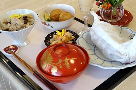 白身魚の秋の包み焼き、舞茸ご飯と焼き茄子の味噌汁等の一汁三菜