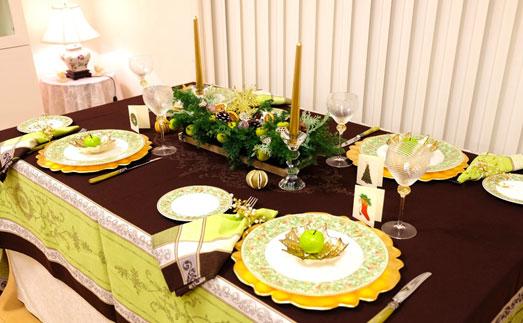 定番の色から離れて大人色のクリスマスのテーブル