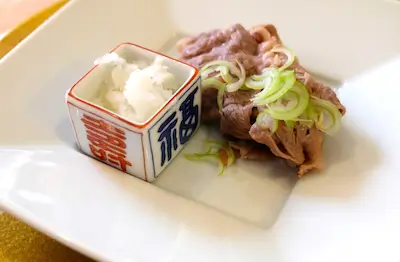 上州牛のひと口しゃぶしゃぶ、壽と福の小鉢に
大根の鬼おろしを添えて自家製ポン酢で