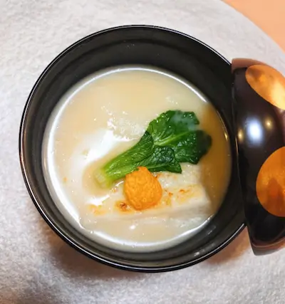 変わり白みそ雑煮 大根と人参と青菜
餅はフライパンで揚げ焼きに